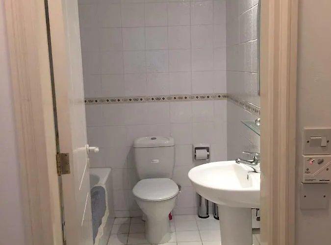 Apartamento Limnaria Gardens - Modern 1 Bed, Walk To & Shops Paphos