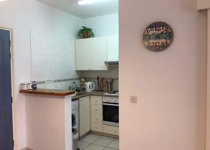 Limnaria Gardens - Modern 1 Bed, Walk To & Shops *