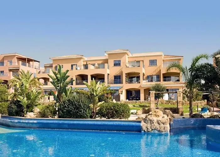 Limnaria Gardens - Modern 1 Bed, Walk To & Shops *