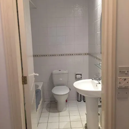 Apartment Limnaria Gardens - Modern 1 Bed, Walk To & Shops Paphos