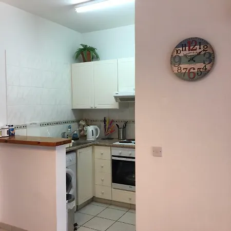 Limnaria Gardens - Modern 1 Bed, Walk To & Shops *