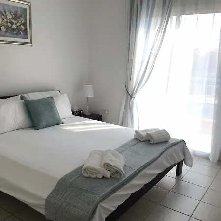 Limnaria Gardens - Modern 1 Bed, Walk To & Shops Apartment Paphos