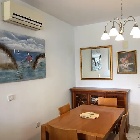 Limnaria Gardens - Modern 1 Bed, Walk To & Shops