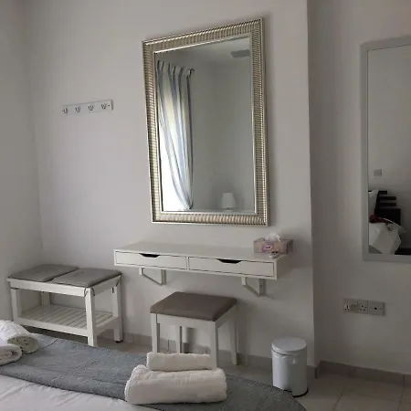 Limnaria Gardens - Modern 1 Bed, Walk To & Shops *