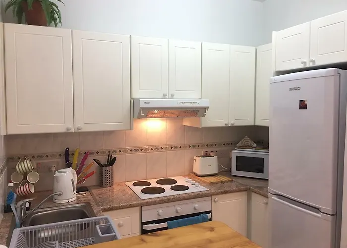 Limnaria Gardens - Modern 1 Bed, Walk To & Shops Paphos