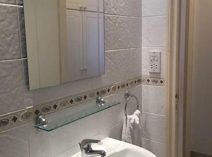 Limnaria Gardens - Modern 1 Bed, Walk To & Shops Apartmán *