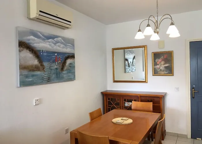 Limnaria Gardens - Modern 1 Bed, Walk To & Shops