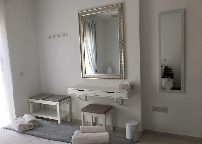 Limnaria Gardens - Modern 1 Bed, Walk To & Shops *