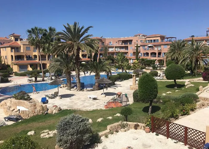 Limnaria Gardens - Modern 1 Bed, Walk To & Shops Paphos
