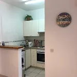 Limnaria Gardens - Modern 1 Bed, Walk To & Shops *