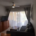 Daire Limnaria Gardens - Modern 1 Bed, Walk To & Shops *