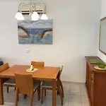Daire Limnaria Gardens - Modern 1 Bed, Walk To & Shops