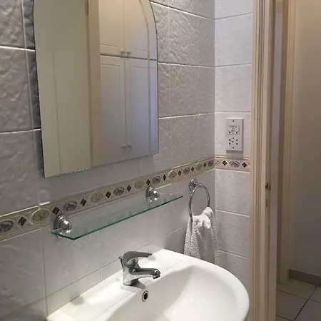 Limnaria Gardens - Modern 1 Bed, Walk To & Shops דירה *