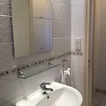 Limnaria Gardens - Modern 1 Bed, Walk To & Shops Apartament *